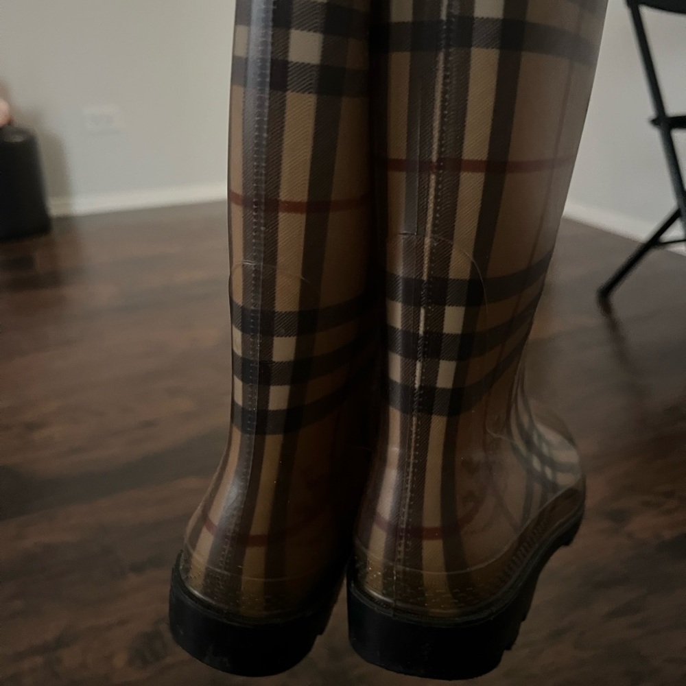 Burberry rain boots size 39